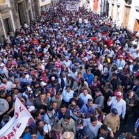 Barbosa organiza en Puebla marcha al estilo AMLO; advierte que la 4T no termina en 2024