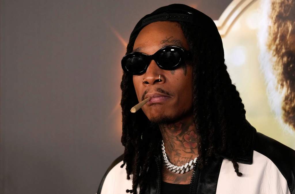 ARCHIVO - Wiz Khalifa, miembro del elenco de "Spinning Gold", posa en el estreno de la película, el miércoles 29 de marzo de 2023, en el Directors Guild of America en Los Ángeles