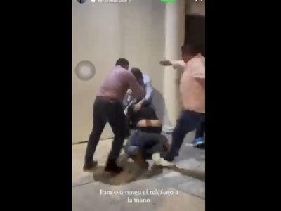 Captan a subsecretario de QR peleando afuera de un antro; lo separan de su cargo (Video)