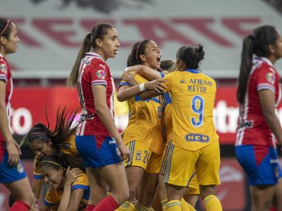 Con gol de último minuto Tigres femenil logra ventaja de 2-1 ante Chivas
