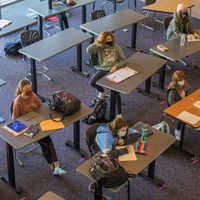 Por alza de contagios de covid, 80 distritos escolares en EU retrasan clases presenciales