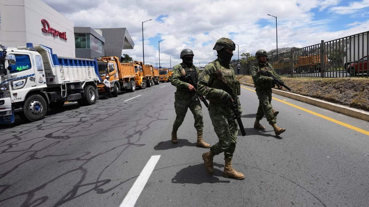 Soldados patrullan una carretera para evitar un bloqueo por parte de manifestantes luego de que el presidente Daniel Noboa eliminara el subsidio al diésel, en Quito, Ecuador