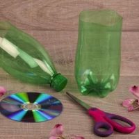 Si tenés botellas de plástico vacías, guardalas y creá estos elegantes floreros para ponerle onda a tu casa