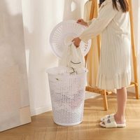 Ni se te ocurra tirar el canasto de ropa viejo o roto: convertilo en esto tan útil para colocar productos de limpieza