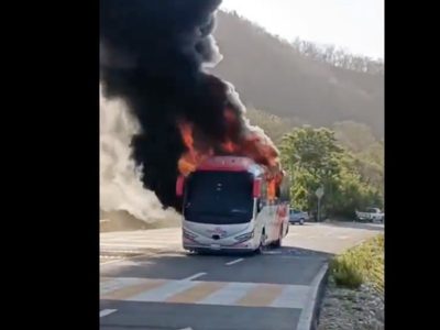 Bloqueos y quema de vehículos en Michoacán por asesinato de autoridades de Pómaro (Video)
