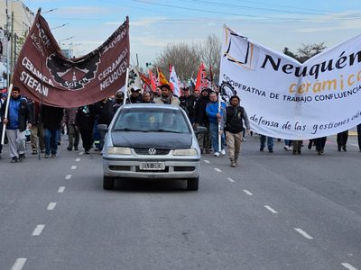 Trabajadores de Cerámica Neuquén marcharon a CALF: “Es imposible pagar estas tarifas”
