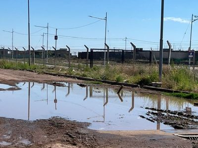 Vecinos en alerta: peligro de socavón por una pérdida de agua masiva