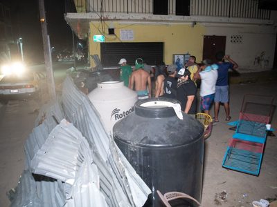 "El gobierno no nos ayuda": habitantes de Acapulco cierran calles para evitar la rapiña