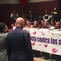 Noé Castañón jura como senador pese a acusación de violencia familiar (Video)