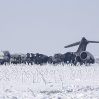 Enfrentamiento armado entre talibanes y las fuerzas afganas por los restos del avión militar de EEUU que cayó