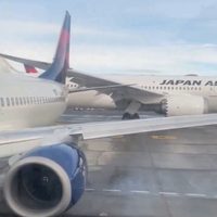 Avión de Japan Airlines golpea a avión de Delta que iba a volar a Puerto Vallarta (Video)
