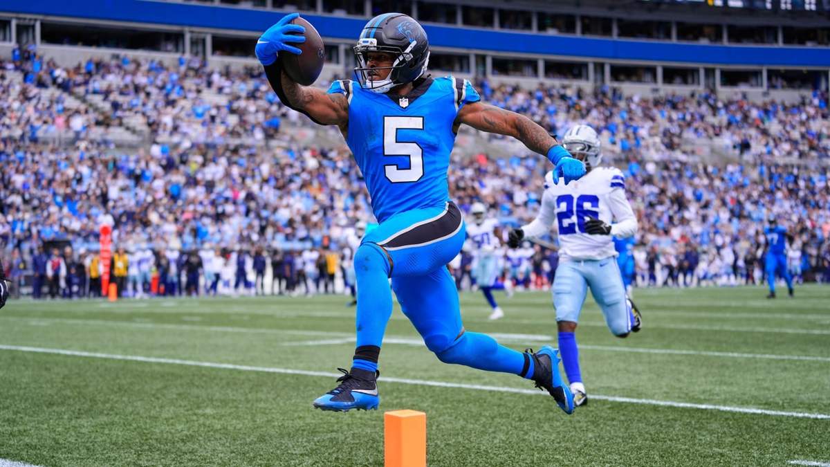 Rico Dowdle (5), corredor de los Panthers de Carolina, consique una anotación en la segunda mitad del partido de la NFL en contra de los Cowboys