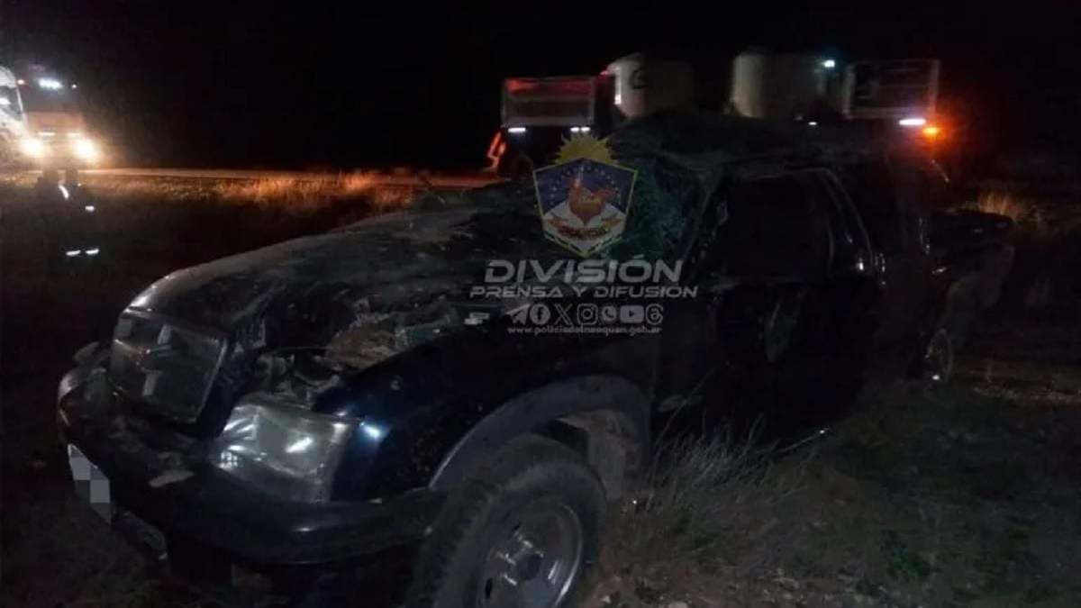 La Chevrolet S-10 quedó con importantes daños materiales. Fuente (Policía de Neuquén)