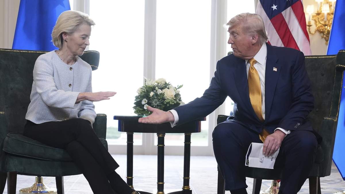 El presidente Donald Trump y la presidenta de la Comisión Europea, Ursula von der Leyen, se dan la mano después de llegar a un acuerdo comercial en el campo de golf Trump Turnberry en Escocia