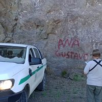 Indignación en la Ruta 237: un camionero vandalizó una roca del Valle Encantado y quiso agredir al testigo que lo filmaba