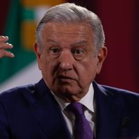 AMLO pide debatir "sin hipocresías" después de que corrieron a Denise Dresser del Zócalo