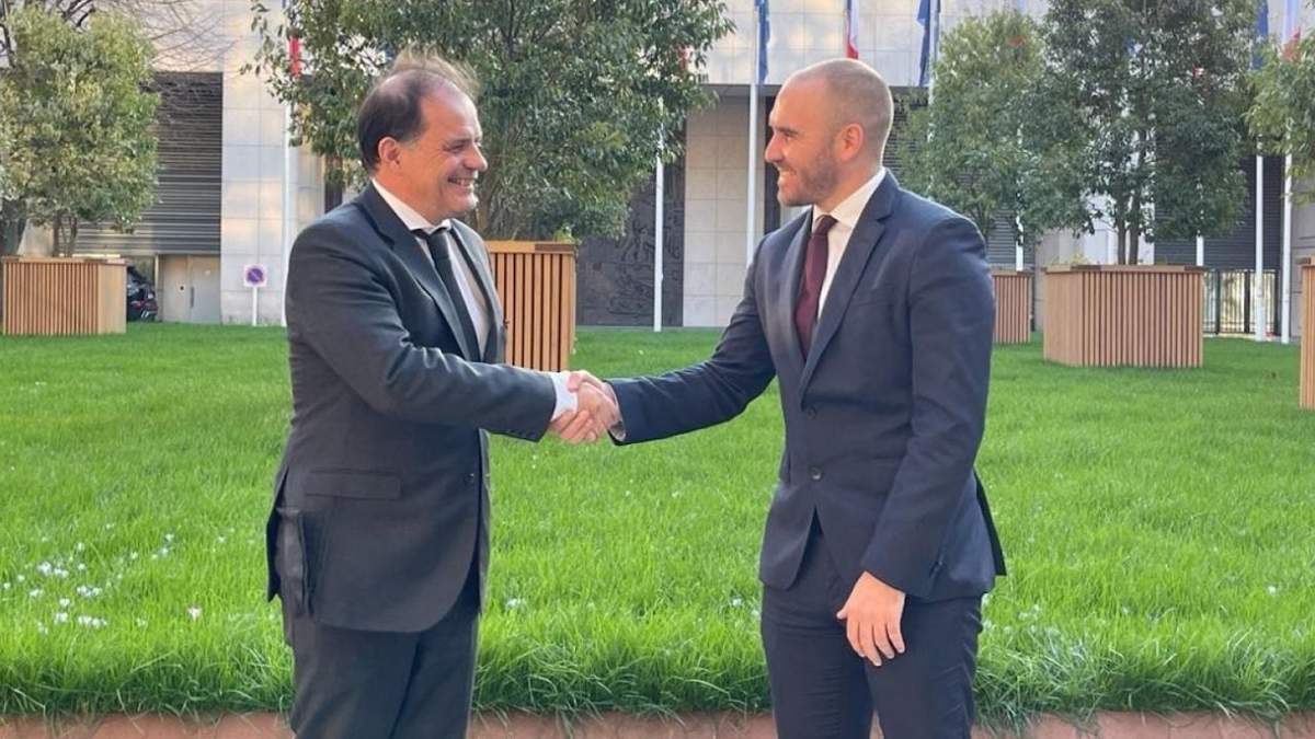 Martín Guzmán, ministro de Economía, y Emmanuel Moulin, presidente del Club de París. Fuente: (Twitter)