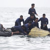 Hallaron las cajas de seguridad del avión indonesio que cayó al mar