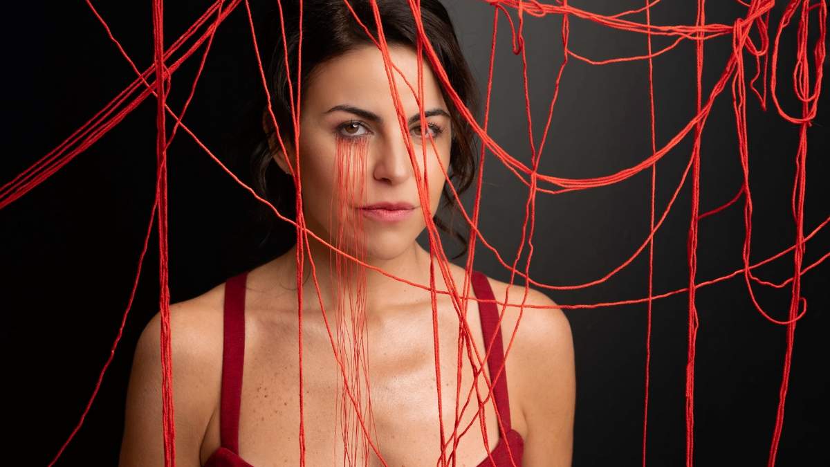 Alejandra Ambrosi como 'Ema' en la obra "Hilos"