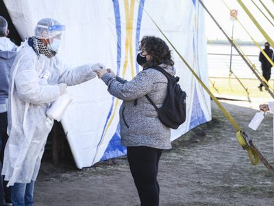 Coronavirus: continúa la bajada de contagios pero se elevaron los decesos en relación al sábado
