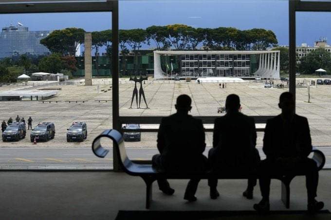 Agentes de seguridad dentro del Palacio del Planalto, en Brasilia, el 11 de enero de 2023