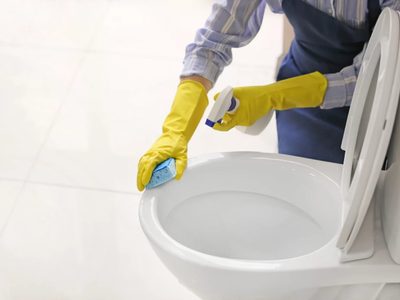 La receta de la abuela del mejor limpiador para baños: 3 ingredientes baratos o que seguro tenés en casa