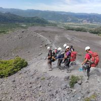 Brigadistas del Parque Nacional Lanín asistieron a una visitante extraviada en zona de montaña