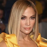 ¿Usa o no usa? A Jennifer López la traicionó el vestido y nos quedó claro