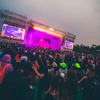 Denuncian brote de piojos y excremento en el piso del Corona Capital