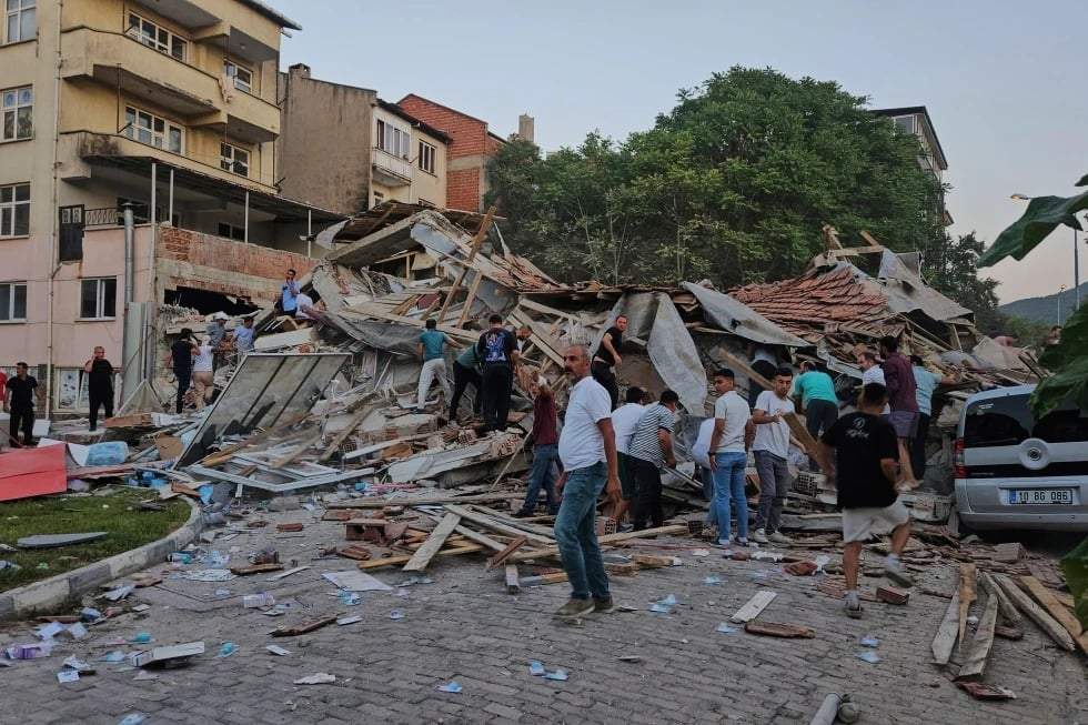 Personas retiran los escombros de un edificio derrumbado tras un terremoto en Sindirgi, noroeste de Turquía, el domingo 10 de agosto de 2025.