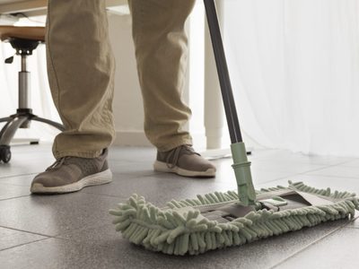 Con pocos ingredientes, conocé el secreto de la abuela para dejar la mopa de piso limpia y desinfectada