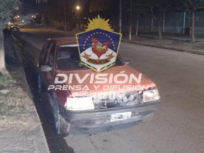 Estaban a punto de robar un vehículo en Centenario,  pero fueron descubiertos por la policía
