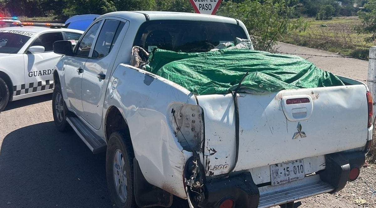 Camioneta tipo pick up, en la que fueron hallados los cuerpos de cinco personas, identificadas por la FGE como víctimas de privación de la libertad en Sinaloa