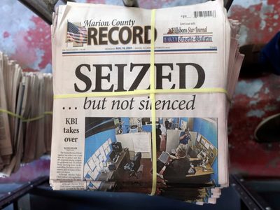 Documentos judiciales sugieren el motivo del allanamiento policial en un periódico de Kansas