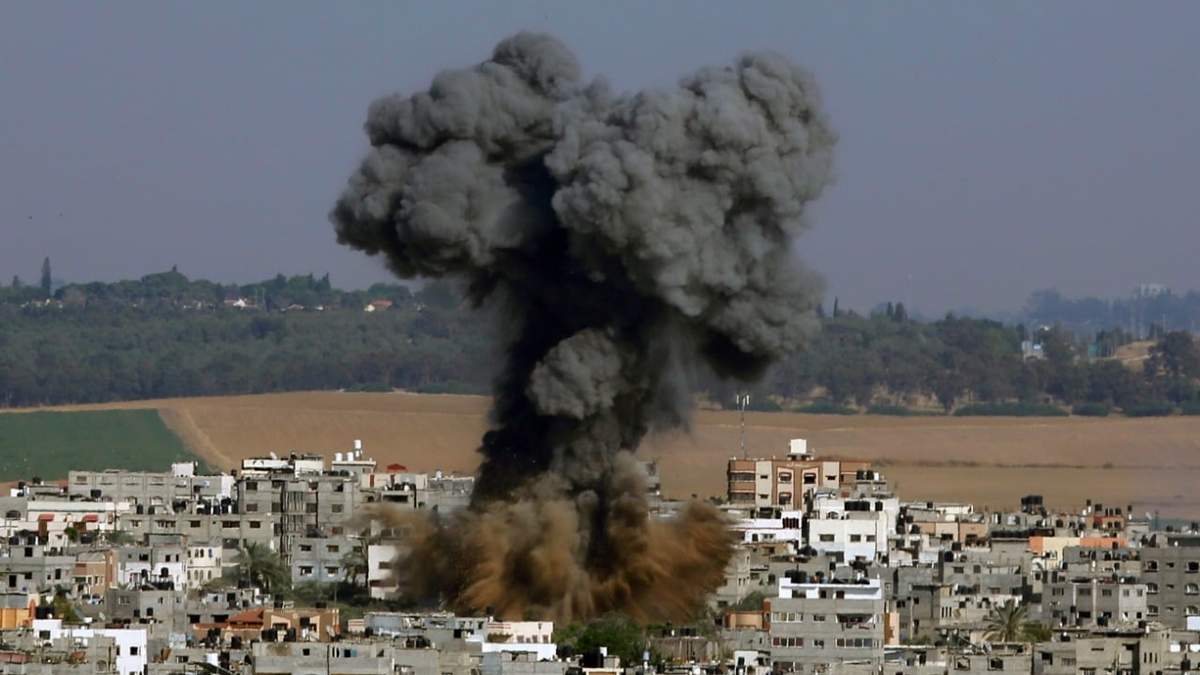 El humo se eleva después de un ataque aéreo israelí en la ciudad de Gaza