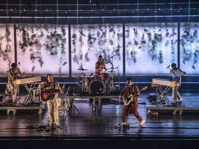 Metronomy conquistó el Pepsi Center con un show de electropop