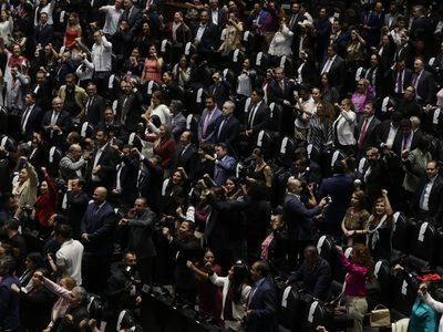Arranca el debate de la reforma; “no nos someteremos a la tiranía de la toga y el birrete”: Monreal