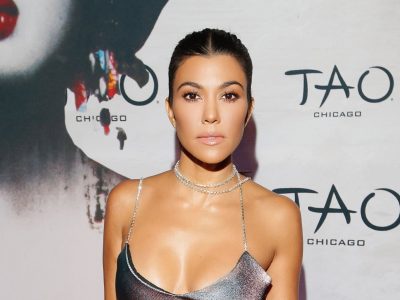 Sorprendente: Kourtney Kardashian puso orden con un vestido corte bateau y una espada