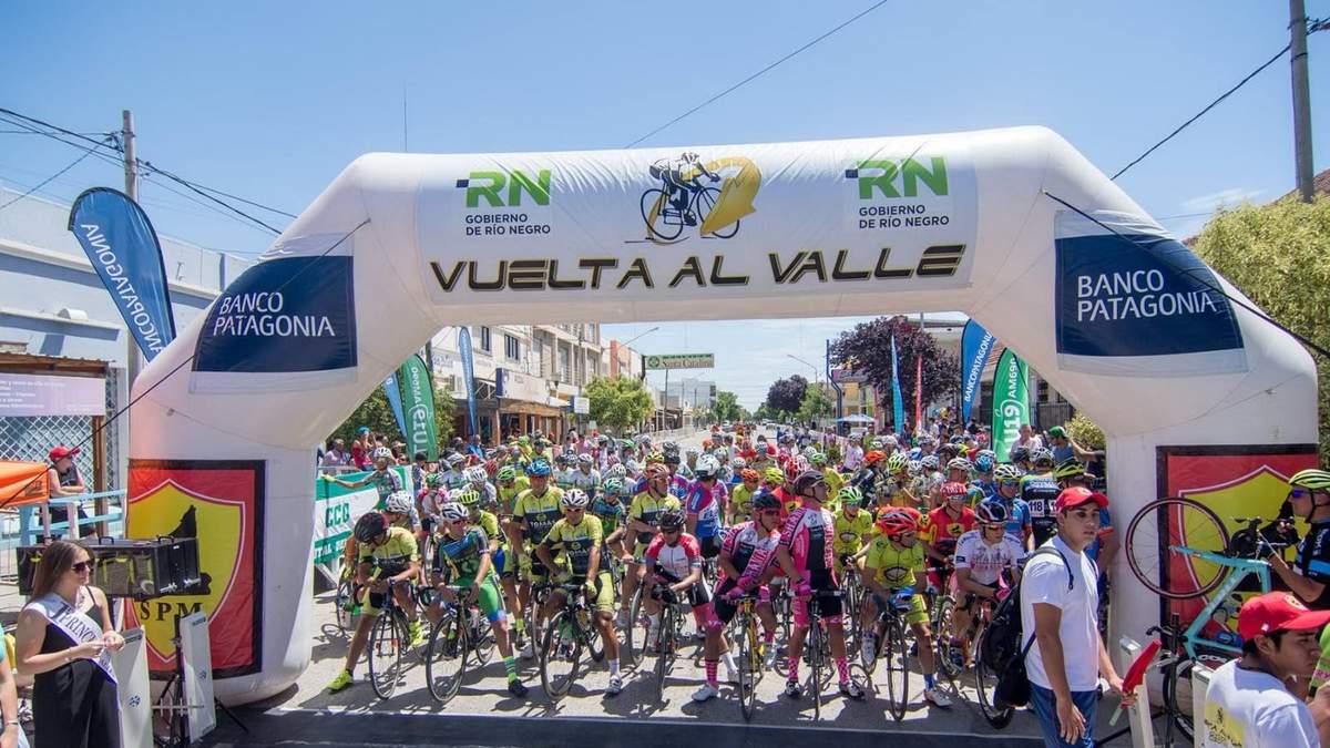 Postal de una de las ediciones anteriores de la Vuelta al Valle. Fuente: (Twitter)