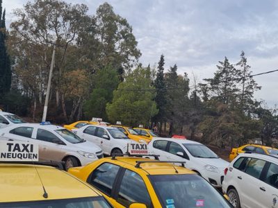 Taxistas realizaron una protesta en Neuquén en rechazo por la llegada de Uber