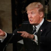 Trump propone reforma migratoria, pero insiste en construir el muro