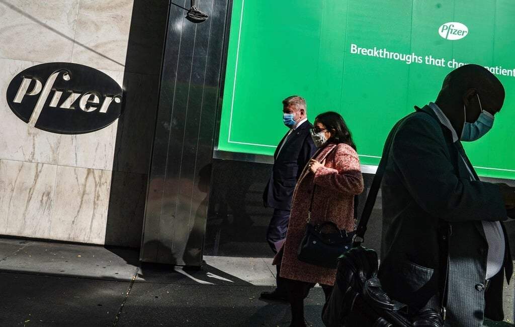 Los peatones pasan por la sede mundial de Pfizer en Nueva York