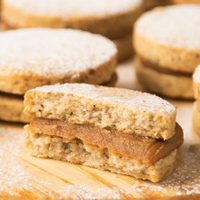 Agasajá a tus amigos con estos alfajorcitos de nuez exprés, que son una delicia y se hacen en pocos minutos