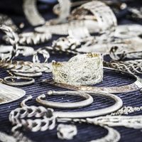 El secreto para limpiar y dejar como nuevas tus joyas de plata usando solo 3 ingredientes