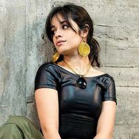 ¡Insólito! Camila Cabello no esperó que en pleno show una fan hiciera esto con ella. ¡Mirá!