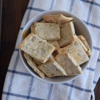 Crackers de cebolla y queso: llevá a otro nivel tus picadas con esta receta que es facilísima de hacer