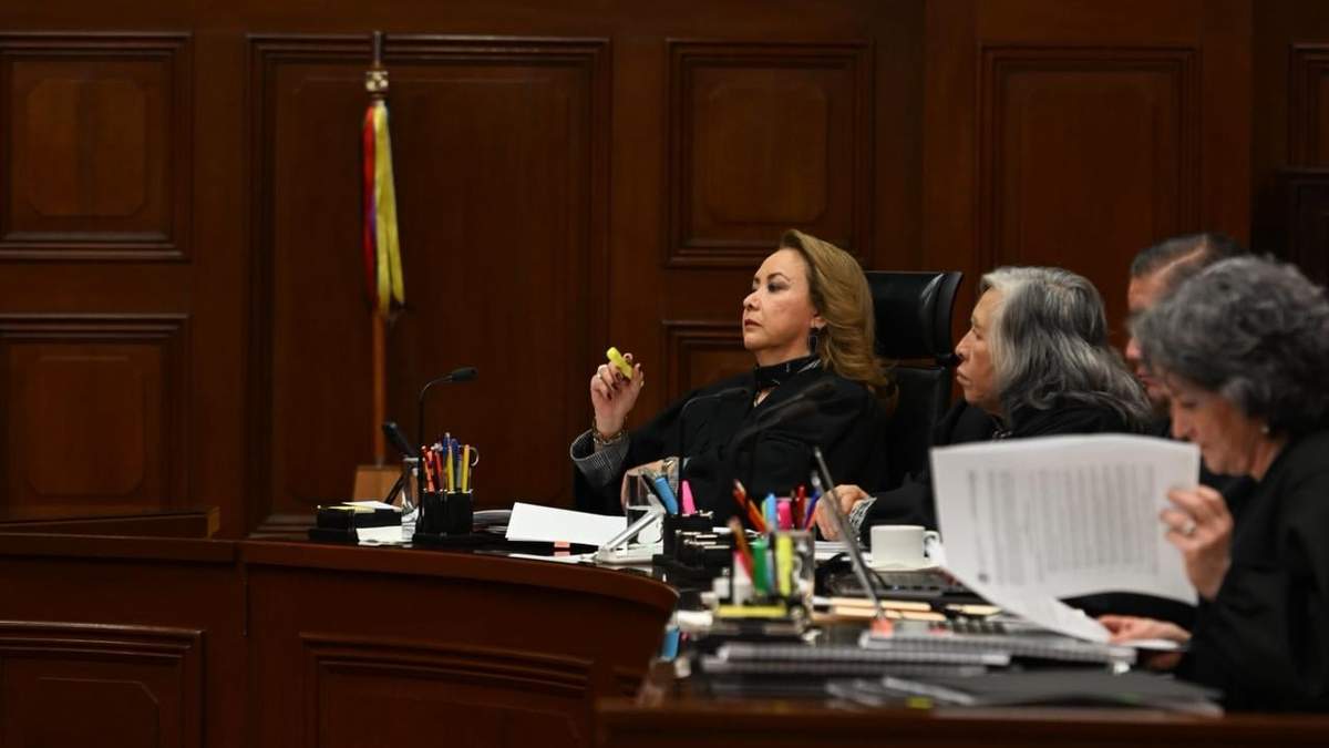 Yasmín Esquivel (izquierda) en la sesión de este lunes de la Suprema Corte
