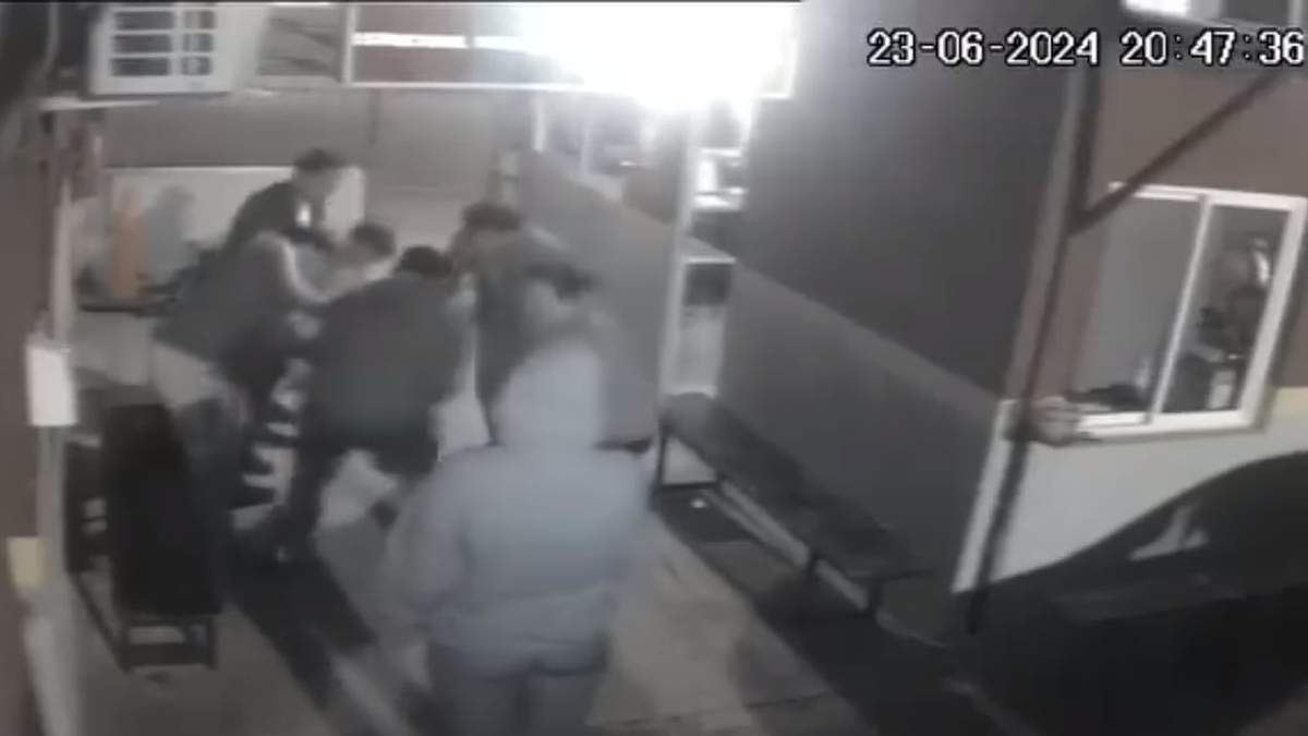 Bomberos voluntarios de Plottier aplicando la maniobra de Heimlich. Fuente: (Facebook)