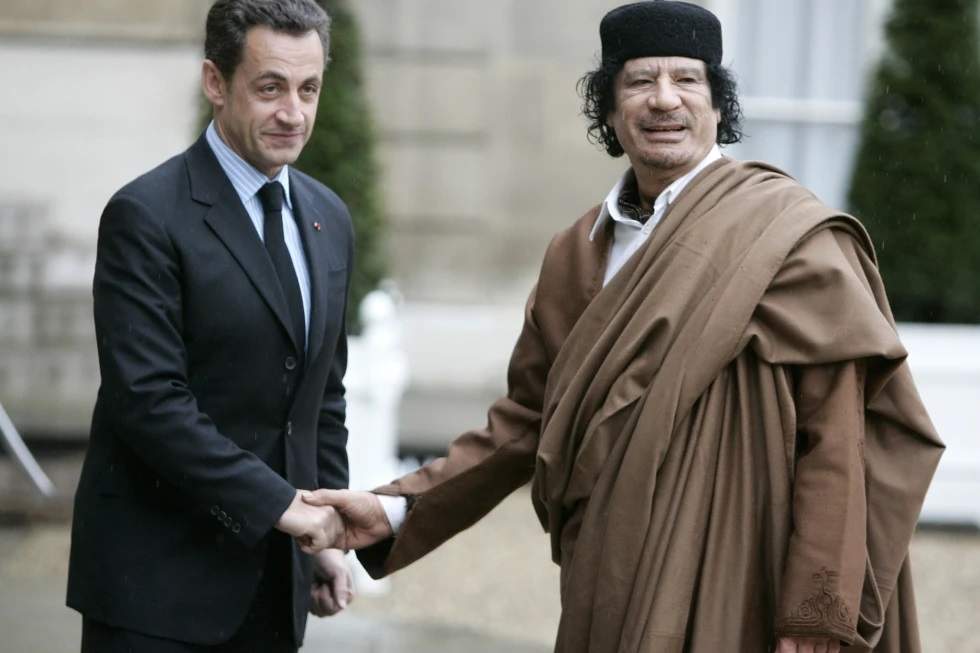 Nicolas Sarkozy, expresidente de Francia, y el líder libio Moammar Gadafi en 2007