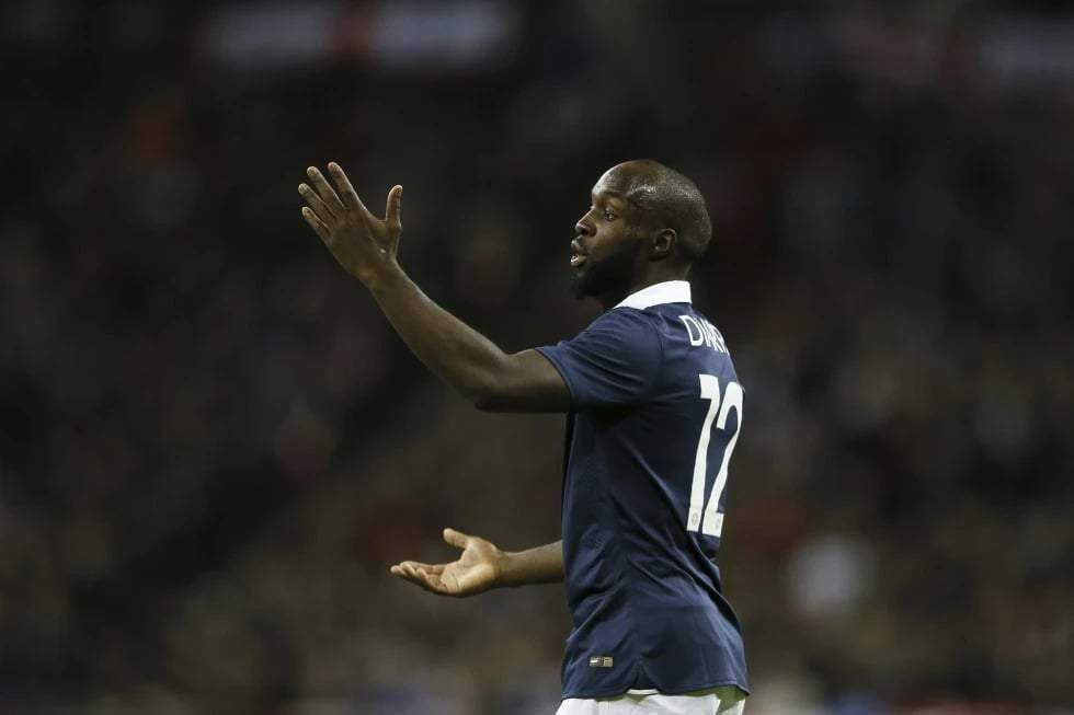 El francés Lassana Diarra reacciona durante el partido amistoso internacional de fútbol entre Inglaterra y Francia en el estadio de Wembley en Londres, el martes 17 de noviembre de 2015